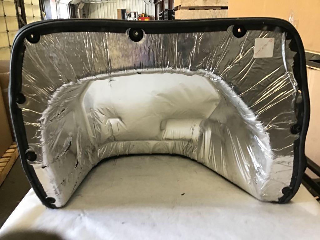 INTERNATIONAL LT 0 ENGINE COVER (DOGHOUSE) 3771270C92のeBay公認海外通販｜セカイモン